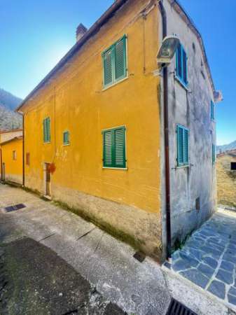 Foto Porzione di casa in vendita a Seravezza