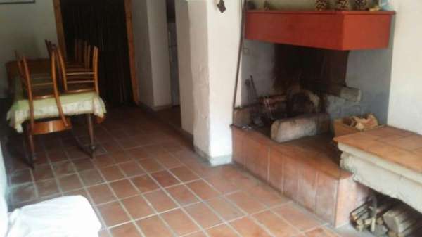 Foto Porzione di casa libera su tre lati, corredata da terreno circostante.