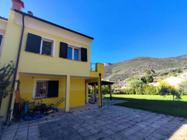 Foto Porzione di villa in vendita a Toirano