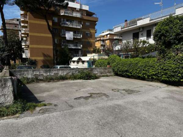 Foto Posto auto in Via Raffaele Viviani