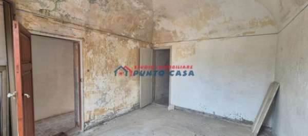 Foto PRESSI VIA SALEMI � Soluzione indipendente in baglio su due elevaz. P.T. + 1p. - 130mq ca. - 5 vani + acc. Da ristrutturare. Euro 55 mila CL GI