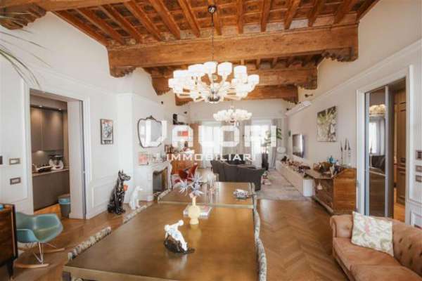 Foto PRESTIGIOSO PIANO NOBILE CON VERANDA, CANTINE E POSTO AUTO ESCLUSIVO