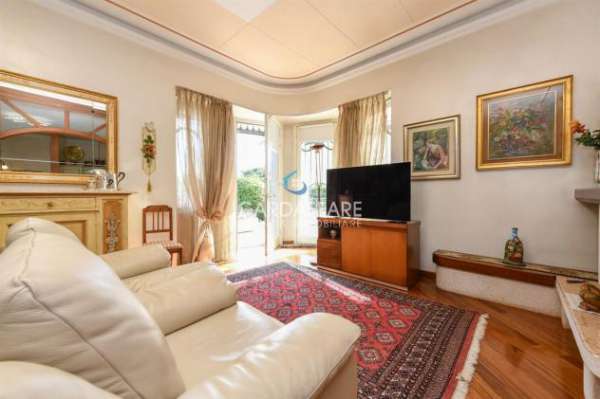 Foto Quadrilocale con ampia taverna e giardino privato