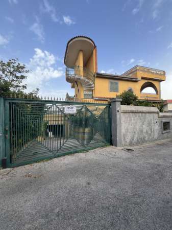 Foto RIF.20 VILLAGGIO COPPOLA - VILLA SINGOLA SU 3 LIVELLI CON GIARDINO