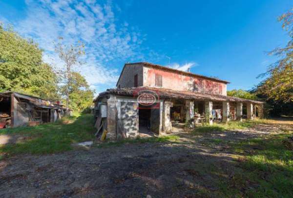 Foto RONTA di Cesena - CASA SINGOLA di ampia metratura, su lotto di circa 4.500 mq., con portico, giardino, attrezzaie oltre a terreno agricolo di 6.355 mq