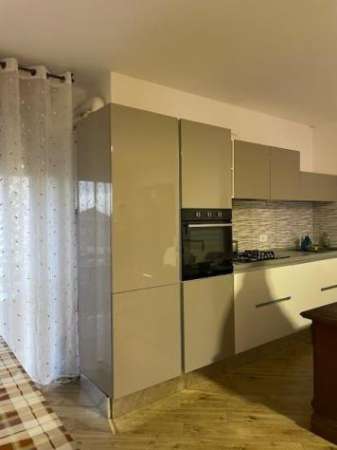 Foto ROSIA In paese dove si pu� raggiungere tutti i servizi a piedi, appartamento mq. 80 al piano primo ed ultimo composto da ampio soggiorno con angolo co