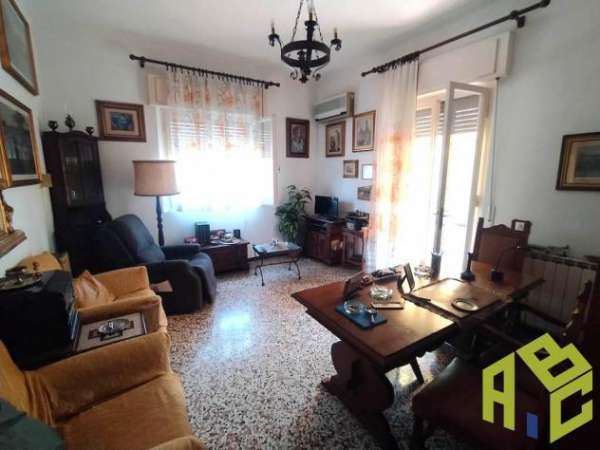 Foto Rosignano Solvay - Rif. R1476.  Zona residenziale. Appartamento libero su tre lati, con ingresso indipendente al piano terra composto da ampio soggior