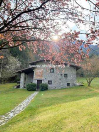 Foto Rustico / Casale di 100 m con pi� di 5 locali in vendita a Songavazzo
