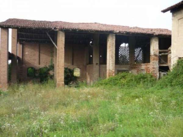 Foto Rustico / Casale di 1200 m con pi� di 5 locali e box auto doppio in vendita a Tortona