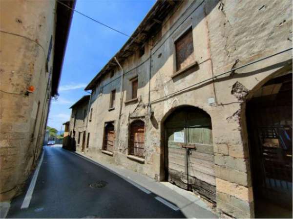 Foto Rustico / Casale di 800 m con pi� di 5 locali in vendita a Galbiate