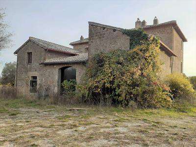 Foto Rustico casale in Vendita, pi� di 6 Locali, 1390 mq (CAPRANICA)