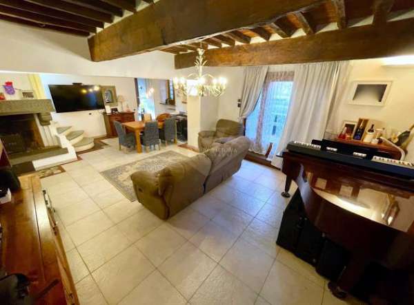 Foto RUSTICO di 10 vani e di 250 mq (PIETRASANTA - Crociale) rif. 037