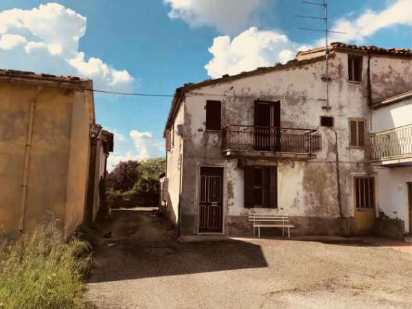 Foto RUSTICO di 6 vani e di 160 mq (SORANO) rif. MONTE43