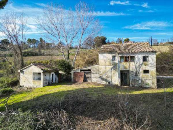 Foto Rustico in vendita a Ancona - 8 locali 230mq