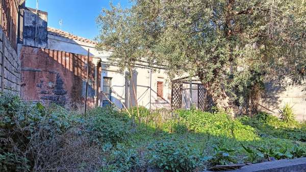 Foto Rustico in vendita a Gravina Di Catania