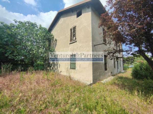 Foto Rustico in Vendita a Lonato del Garda