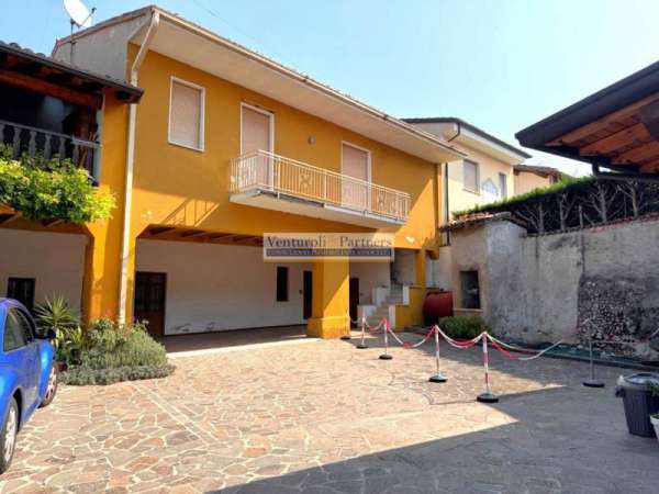 Foto Rustico in Vendita a Lonato del Garda