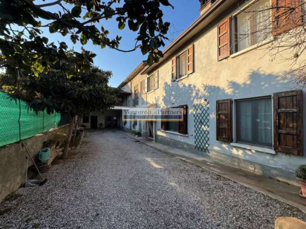 Foto Rustico in Vendita a Lonato del Garda
