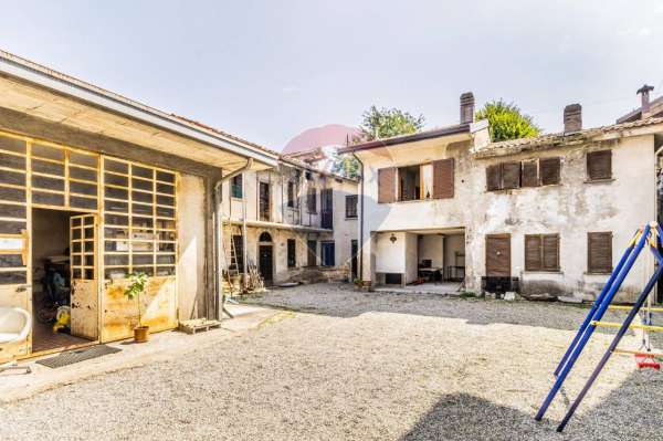 Foto Rustico in vendita a Travedona Monate