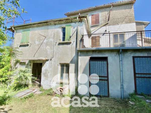 Foto RUSTICO SEMINDIPENDENTE DA RISTRUTTURARE