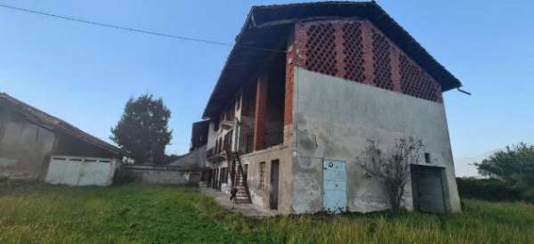 Foto Rustico soleggiato con terreno agricolo e annessi � Ottimo potenziale