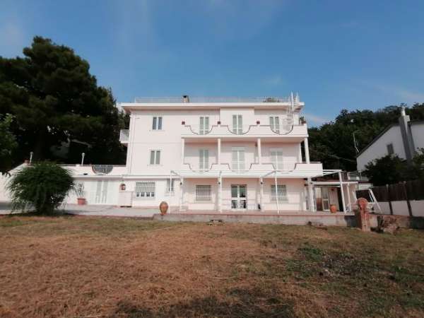Foto SALERNO COLLINARE VILLA di mq 630 con  ampio parco privato