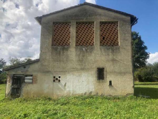 Foto SAN PIERO A SIEVE FIENILE MQ 160 OLTRE TERRENO