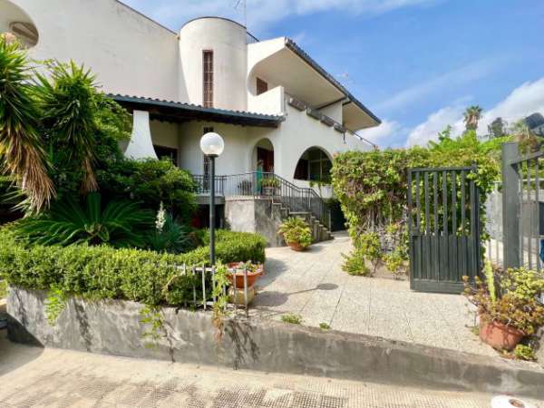 Foto Scogliera zona Acicastello vendesi splendida Villa su 3 livelli