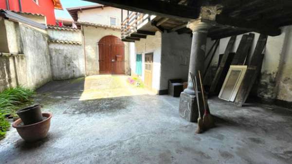 Foto Spaziosa casa cielo/terra con ampio cortile