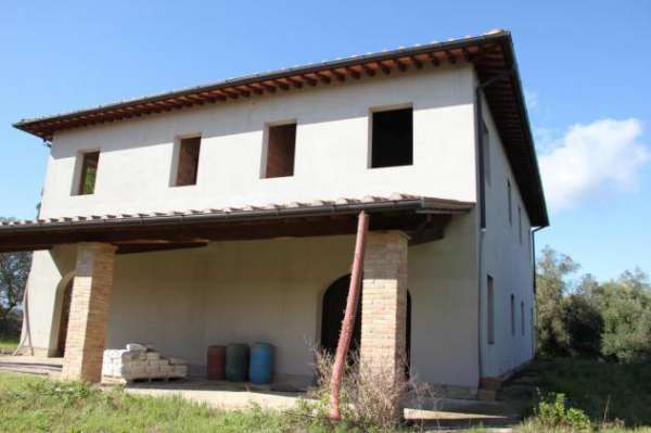 Foto Splendido Casale Da Ultimare Immerso nel Verde delle Colline Pisane della Valdera