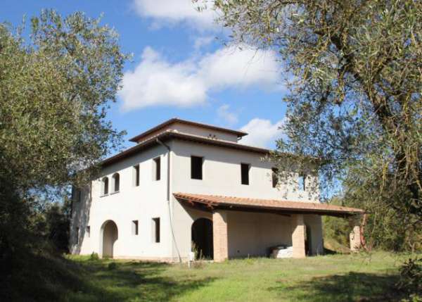 Foto Splendido Casale Da Ultimare Immerso nel Verde delle Colline Pisane della Valdera
