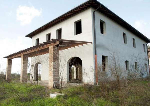 Foto Splendido Casale Da Ultimare Immerso nel Verde delle Colline Pisane della Valdera