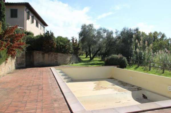 Foto Splendido Casale Finemente Arredato Immerso nel Verde delle Colline Pisane della Valdera