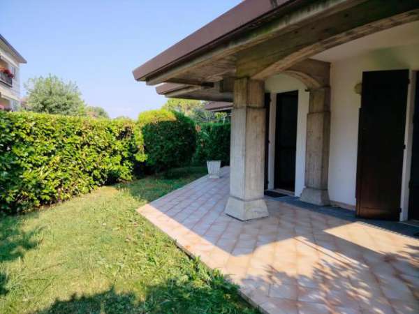 Foto SPLENDIDO TRILOCALE CON GIARDINO E BOX