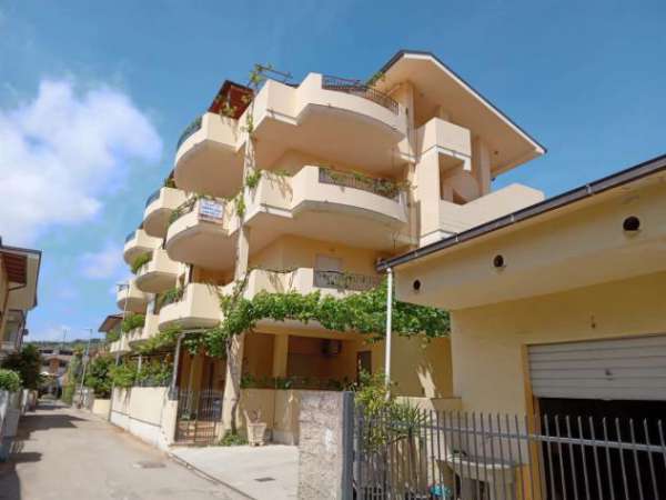 Foto Stabile/Palazzo - Tortoreto . Rif.: cod. rifT232VRG