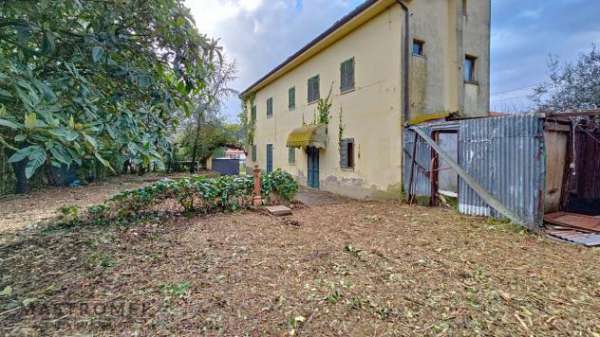 Foto TERRATETTO di 9 vani e di 250 mq (MONTECARLO) rif. 3559