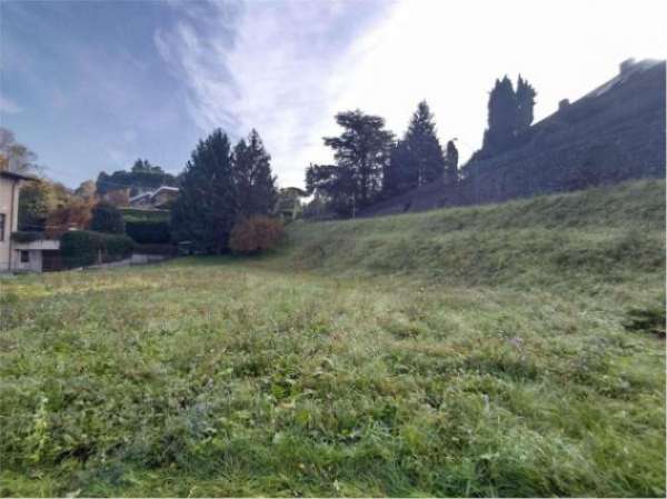 Foto Terreno di 2000 m in vendita a Oggiono