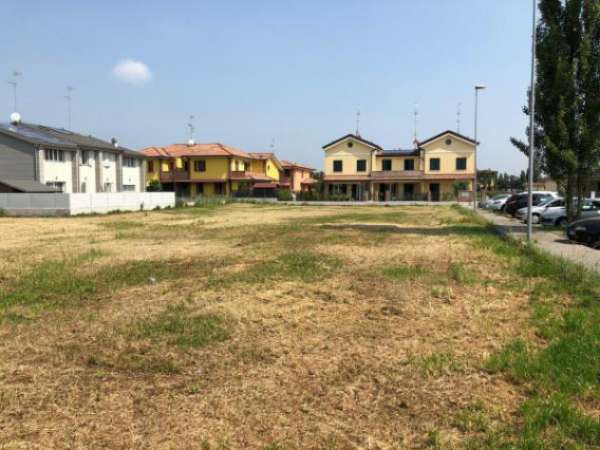 Foto Terreno di 700 m in vendita a Carpi