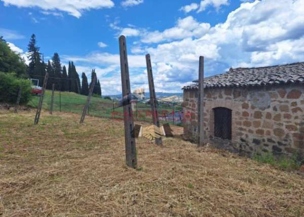 Foto Terreno edificabile  con magazzino in vendita nella prima periferia di Orvieto.