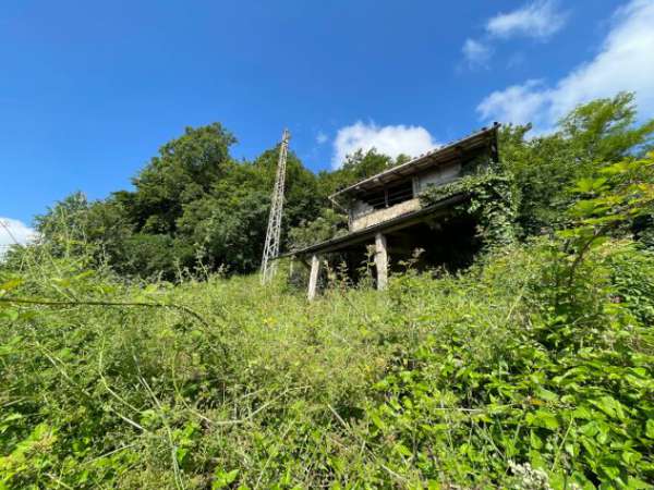 Foto Terreno edificabile con piccolo rustico