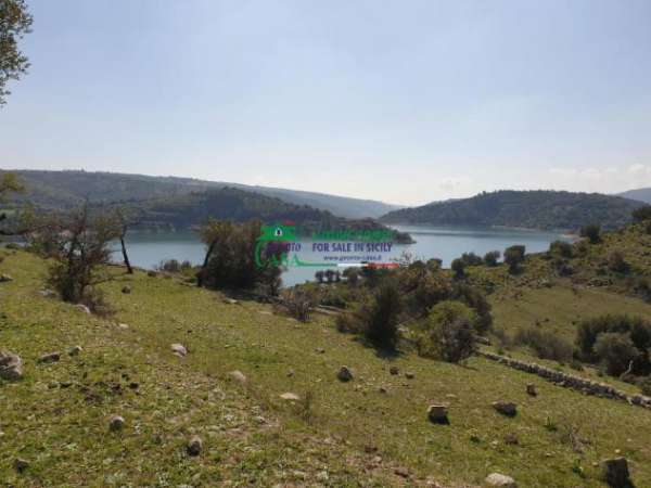 Foto Terreno edificabile con vista sul lago Santa Rosalia