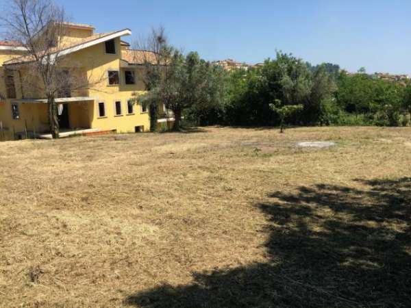 Foto Terreno edificabile in zona residenziale