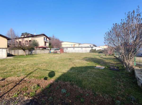 Foto Terreno edificabile residenziale in vendita a Bregnano
