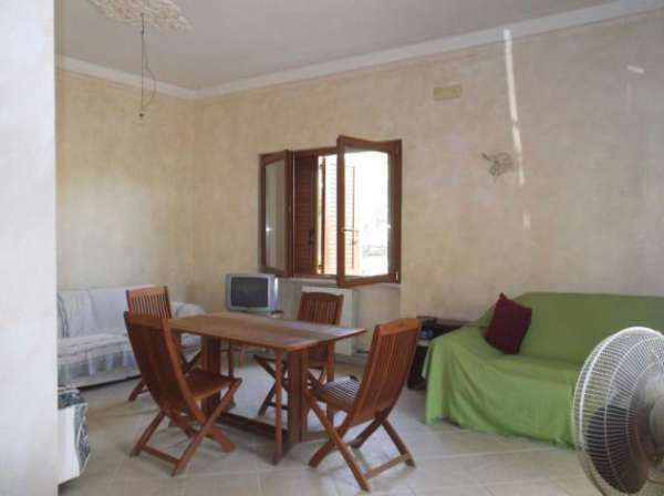 Foto TORRE DEL LAGO. In zona mare  proponiamo VILLA indipendente ristrutturata al nuovo con giardino di 400 mq. Piano terra: soggiorno, camera, cucina con