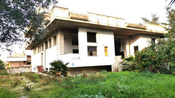 Foto TORTORETO TERAMO ABRUZZO immobile al grezzo con ampio terreno edificabile