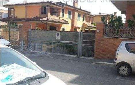 Foto Torvajanica rumenia magazzno box garage 78 mq 5 p. auto