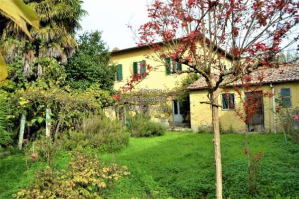 Foto Tra Vicchio e Borgo ampia porzione di colonica con giardino