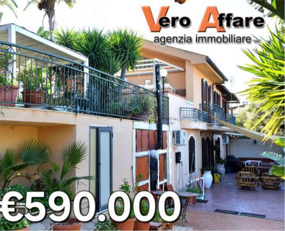 Foto V004128 - VENDESI VILLA 300 MQ CON 1200 MQ GIARDINO