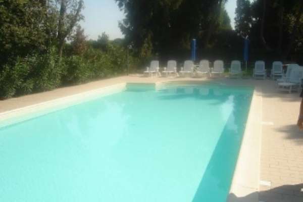 Foto Vada bilocale in villa con piscina
