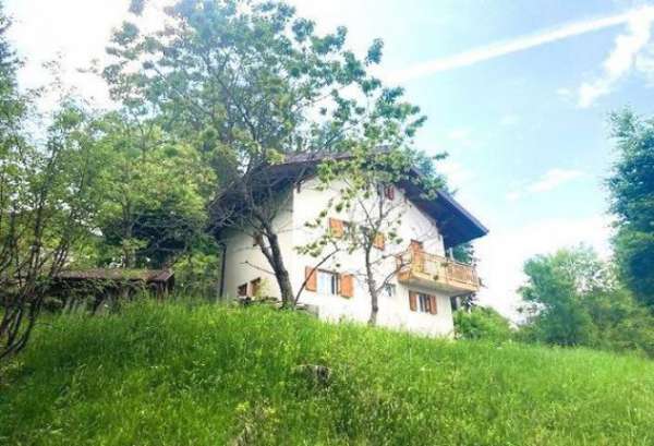 Foto Vaneze villa su quattro piani nel verde